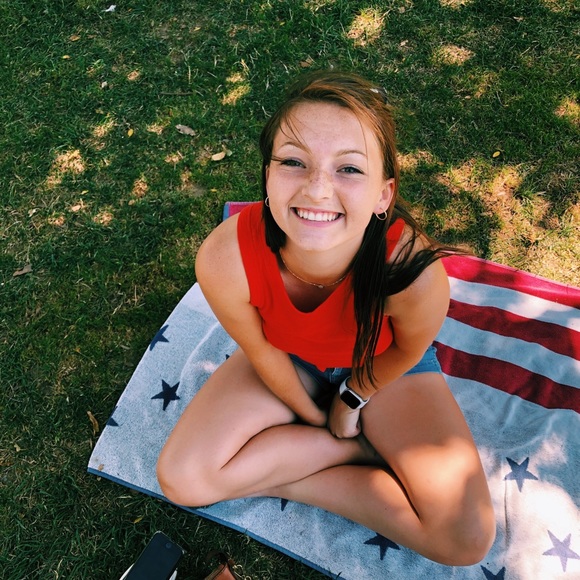 Meet your Posher, Hannah - Picture 1 of 2